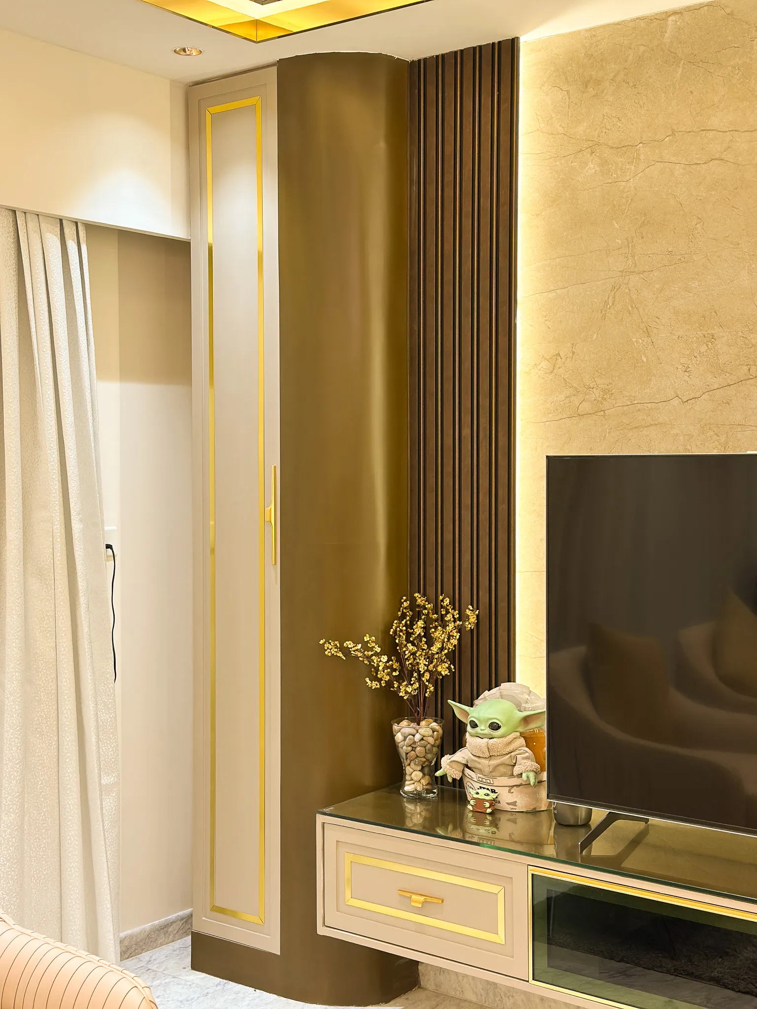 TV wall with marble cladding and bronze fluted panel — Divyarjuna